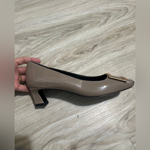 Roger Vivier Patent Leather Buckle Pumps Taupe EU 39 US 8.5 - Picture 7 of 10